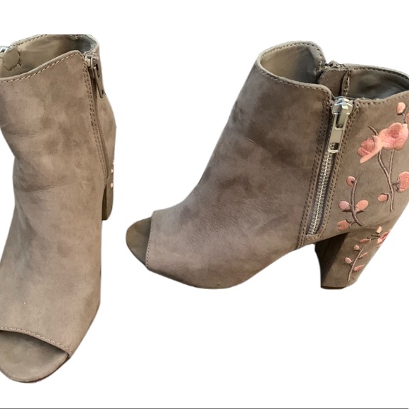 Candie’s Peep-toe Booties with Pink Embroidered Flowers Size 7M - Picture 3 of 9